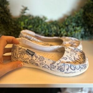 CROCS W 5 blue and white slip on shoes